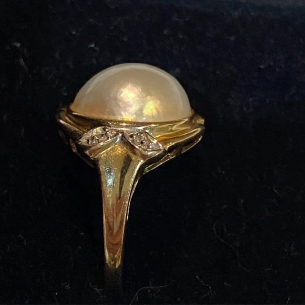14k Yellow Gold Mabe Pearl and Diamond Ring Size 6. Marked 14k - Picture 3 of 8